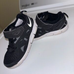 Nike Kids Black and White Hook-and-Loop Athletic Sneakers